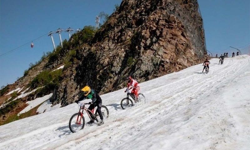 Гонку на горных велосипедах «Мегалавина» на двухкилометровой высоте провели в горах Сочи
