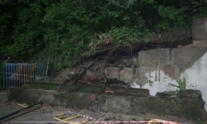 Подпорная стена у многоквартирного дома обрушилась в Сочи