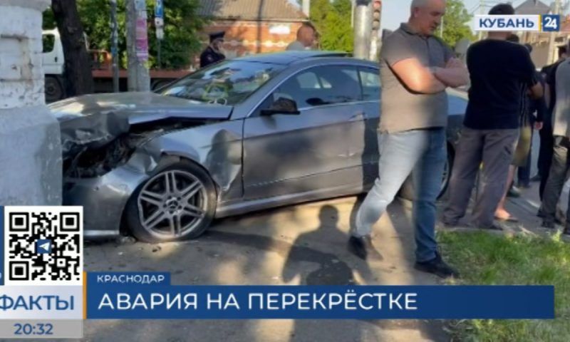 В центре Краснодара столкнулись три легковушки, одна влетела в стену дома