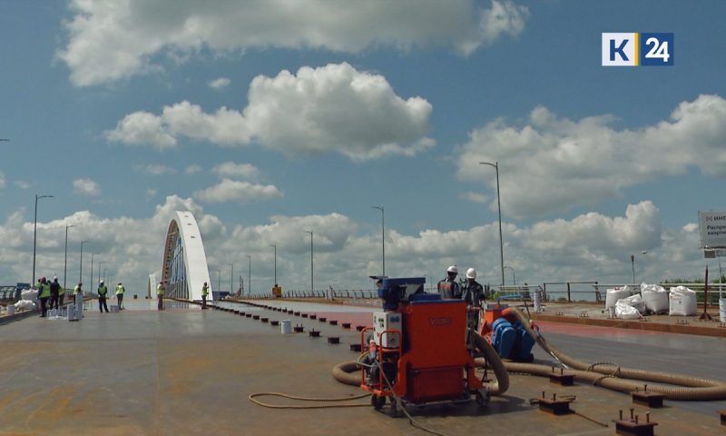 Строительство Яблоновского моста в Краснодаре: рабочие начали укладывать асфальт и плитку
