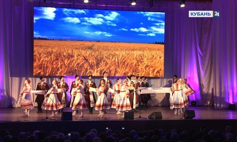 Праздничный концерт Кубанского казачьего хора с программой «Русские мы!» прошел в Краснодаре
