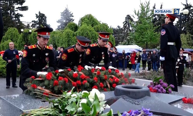 День Победы в Ейске: к Вечному огню пришли горожане с портретами родных, флагами и цветами