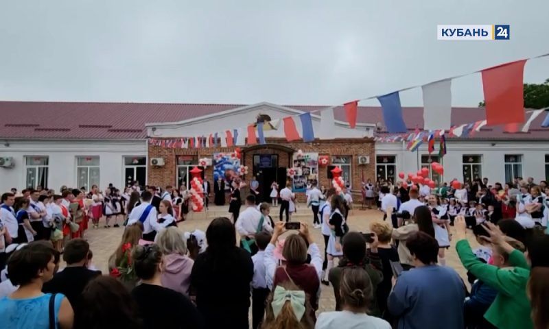 В школах Краснодарского края для выпускников прозвенели последние звонки