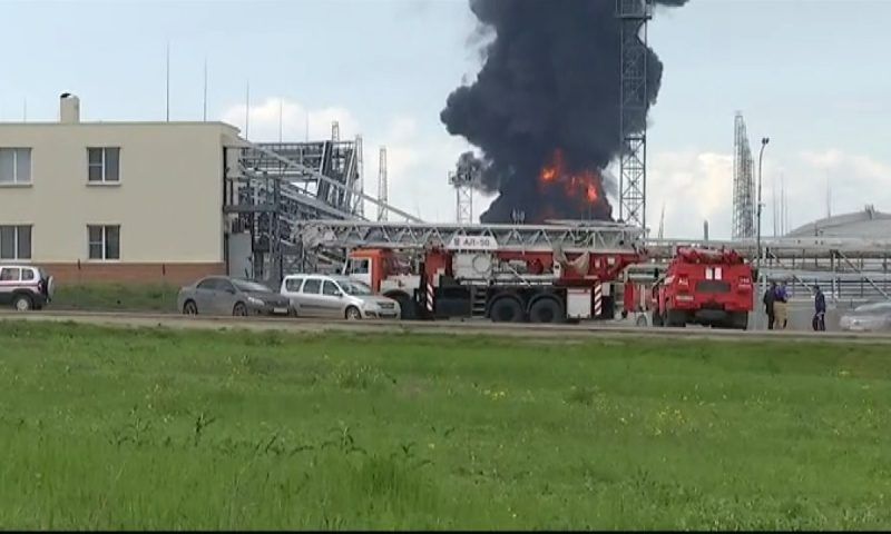 Возгорание на нефтебазе в Темрюкском районе: специалисты Роспотребнадзора взяли пробы воздуха в районе пожара