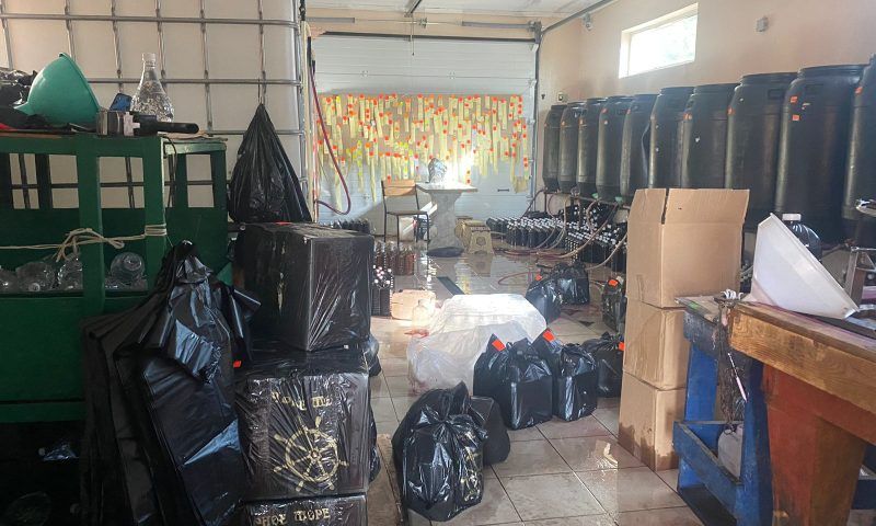 Более 5,5 тонн суррогатного коньяка и вина изъяли с подпольного склада в Краснодарском крае
