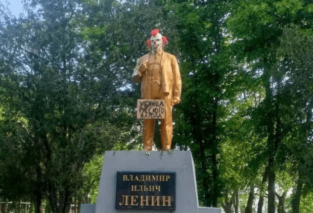 Вандалов, которые надели маску клоуна на памятник Ленину, ищет полиция Краснодарского края