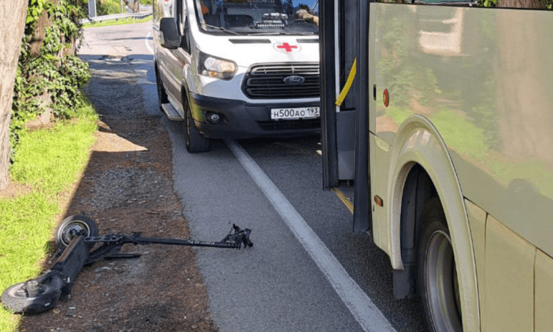 В Сочи мужчина на электросамокате врезался в автобус