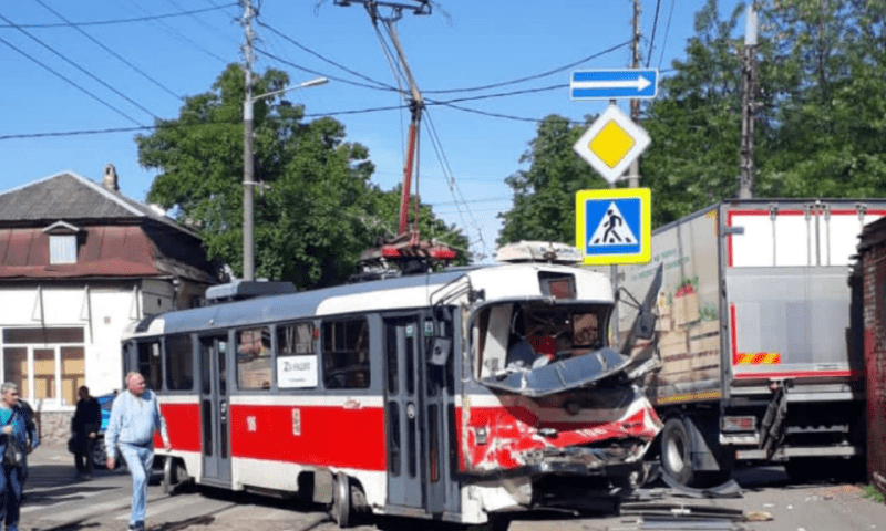 Трамвай сошел с рельсов после столкновения с фурой в Краснодаре
