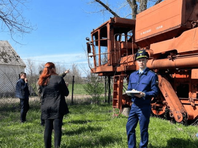 Более 20 тракторов, автобусов и грузовиков похитили из техникума в Краснодарском крае