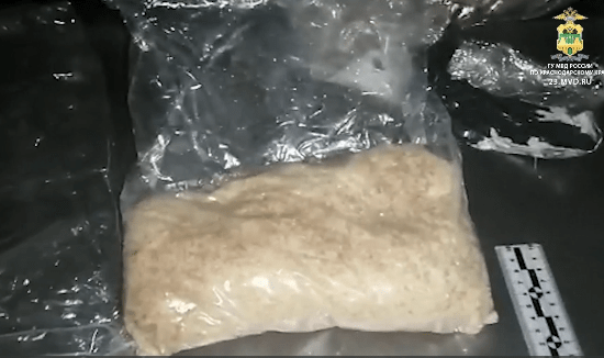 Около 1 кг мефедрона нашли в машине наркодилера в Динском районе
