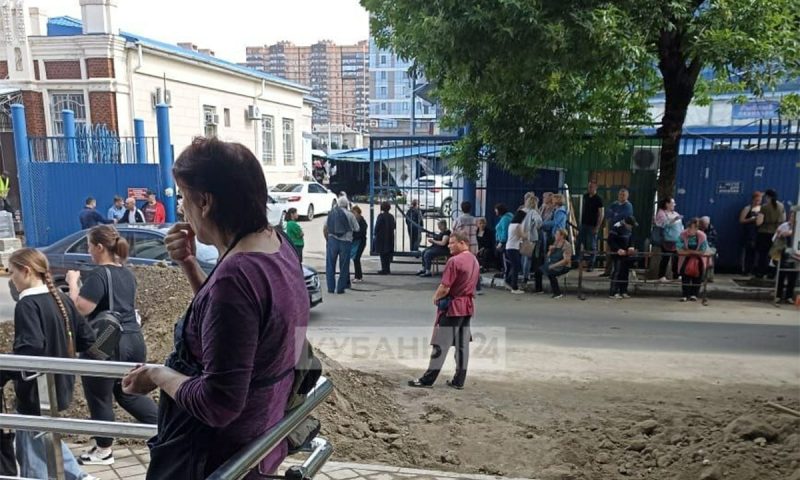 Сотрудников и посетителей Сенного рынка в Краснодаре эвакуировали из-за бесхозной сумки