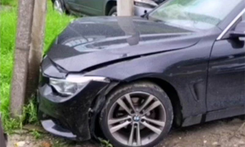 Водитель BMW без прав протаранил 4 машины и врезался в столб, уходя от погони в Сочи