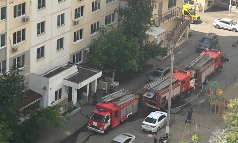 Спасатели эвакуировали 100 человек при пожаре в многоквартирном доме в Краснодаре