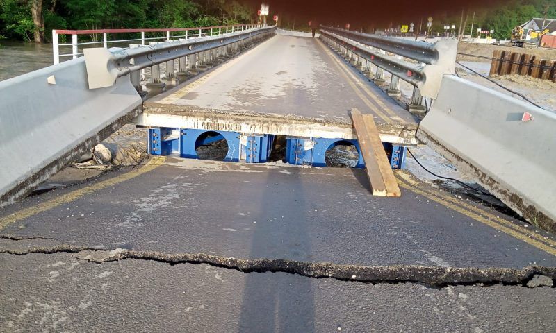 В Мостовском районе частично обрушился временный мост через реку Фарс