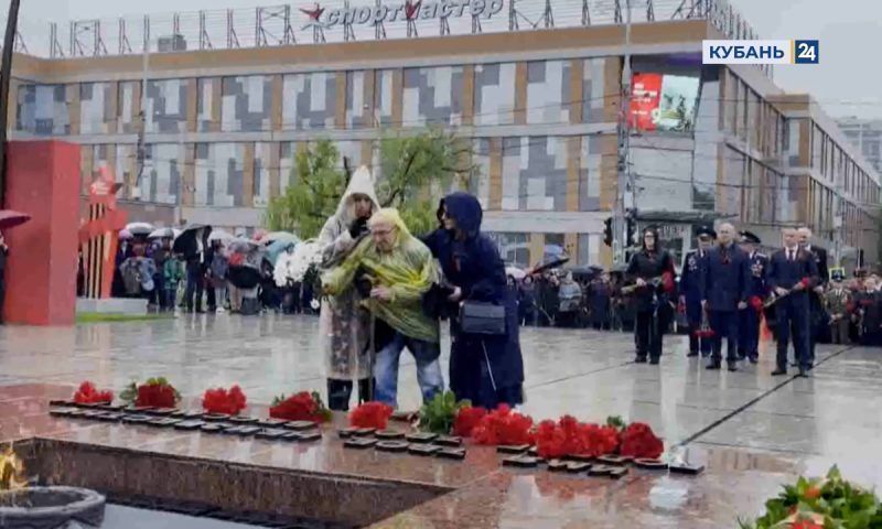День Победы в Краснодаре: ветераны возложили цветы у Вечного огня