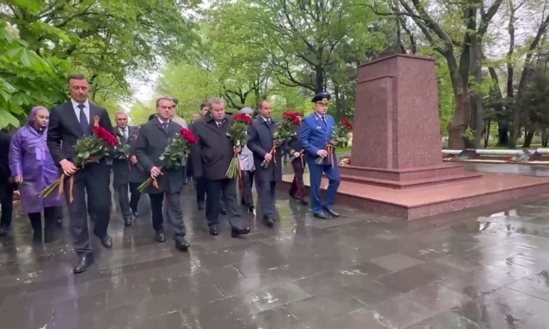 Вениамин Кондратьев возложил цветы на Площади Героев в Новороссийске