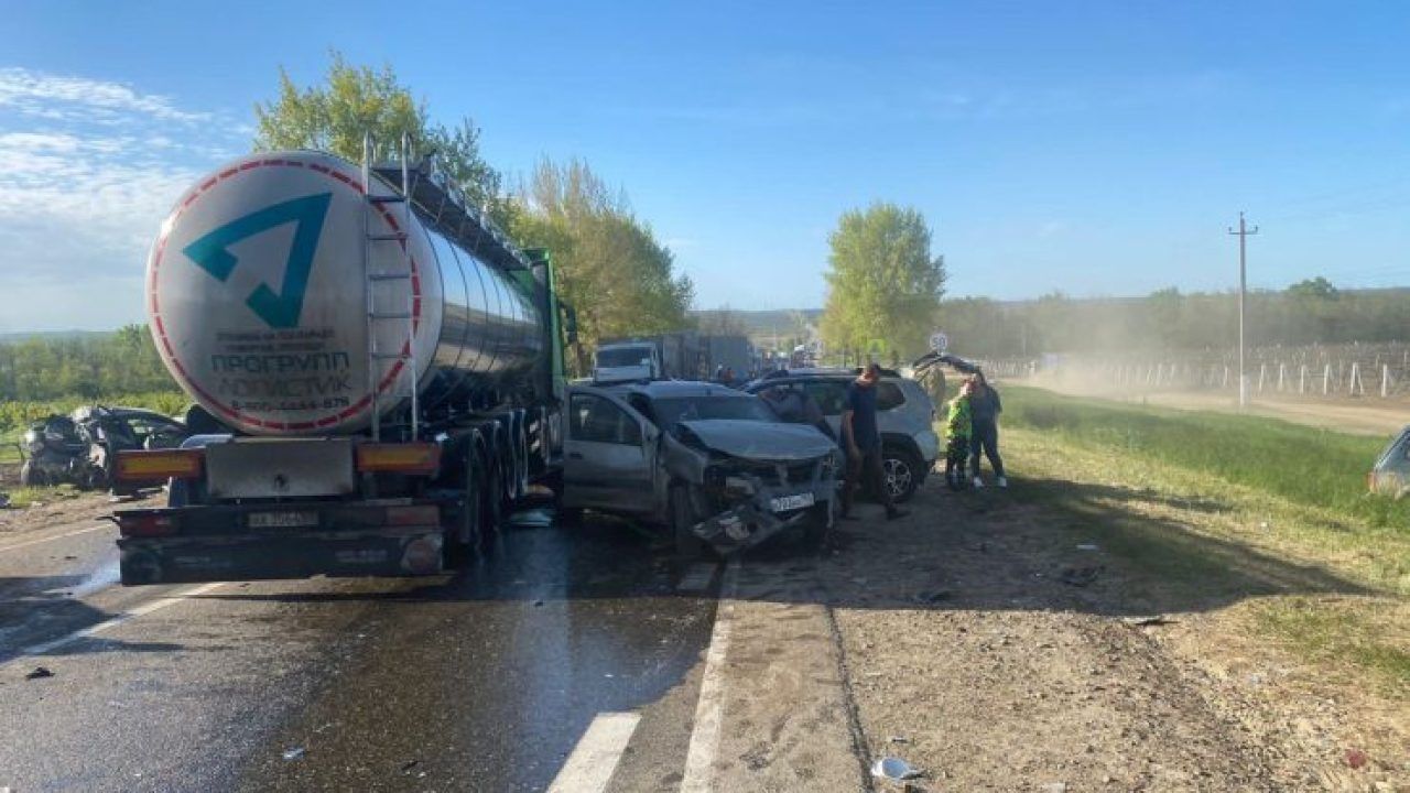 Фура протаранила пять автомобилей, перекрыв движение на дороге в  Краснодарском крае - 5 мая, 2023 Все новости, Происшествия «Кубань 24»