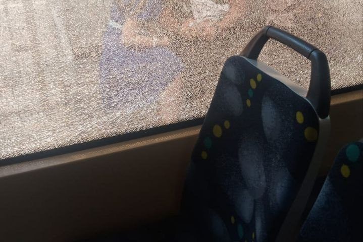 Хлопком газа в многоэтажке в Краснодаре выбило стекло проезжающего мимо трамвая