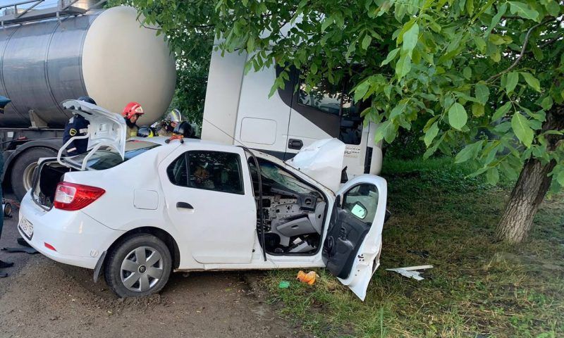 Водитель иномарки погиб в лобовом ДТП с грузовиком в Краснодарском крае
