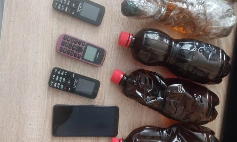 Мужчина пытался перекинуть телефоны и четыре бутылки с алкоголем в колонию в Краснодаре