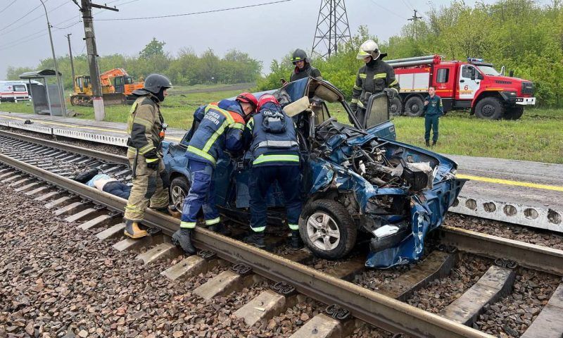 Поезд Адлер — Нижневартовск протаранил «семерку» на переезде, погибли три человека