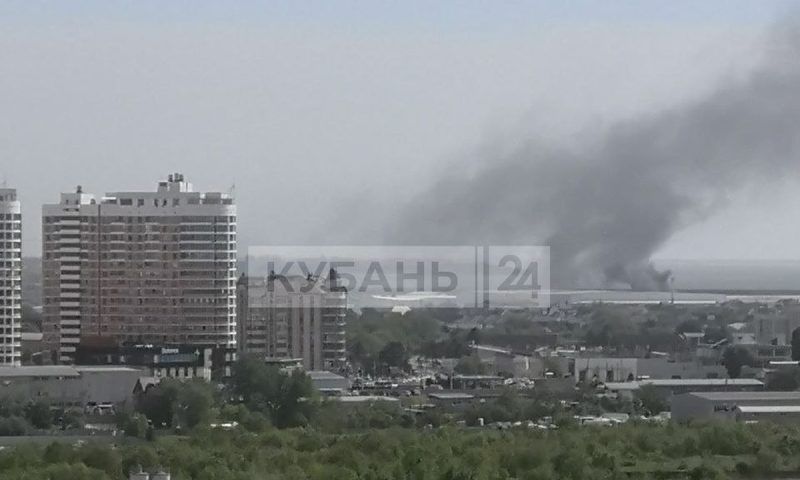 Столб дыма от короткого замыкания в доме напротив ТРЦ OZ Mall встревожил жителей Краснодара