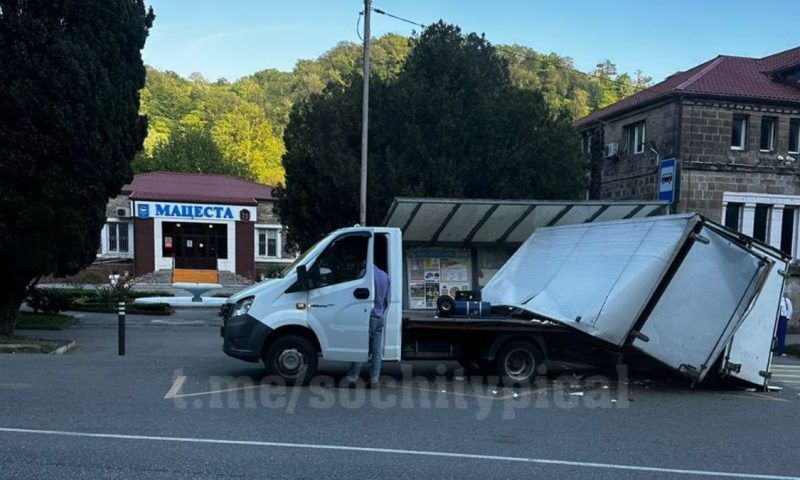 В Сочи грузовик врезался в автобусную остановку