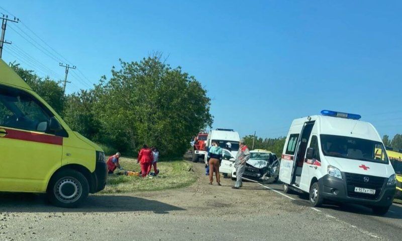 Таксист вылетел на встречку: один человек погиб и еще четверо пострадали в ДТП под Краснодаром