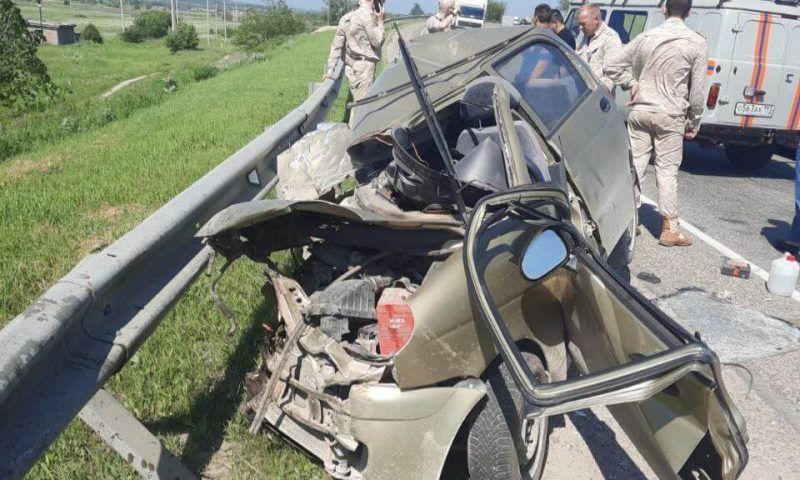 Грузовик смял легковушку на трассе под Новороссийском, пострадала женщина