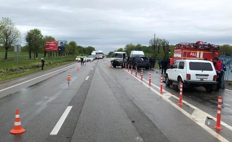 Тридцатилетний житель Кубани погиб, влетев в грузовик на трассе в Адыгейске