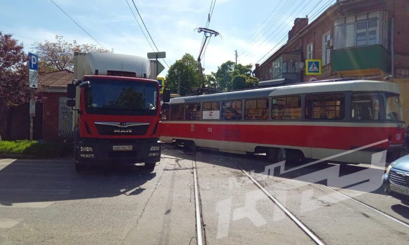 Водитель и пассажир пострадали при столкновении трамвая и грузовика в Краснодаре