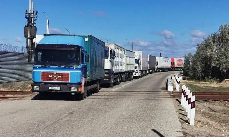 Почти 150 грузовиков стоят в очереди на Керченскую переправу на Кубани