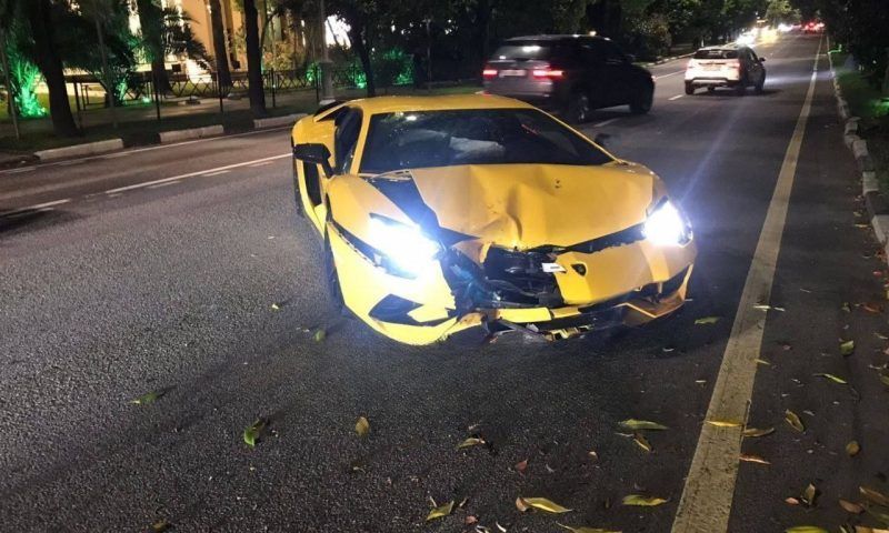 Девушка за рулем Lamborghini врезалась в дерево в Сочи