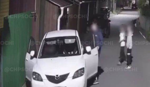 Четверо подростков ночью обокрали две машины в Сочи. Их ищет полиция