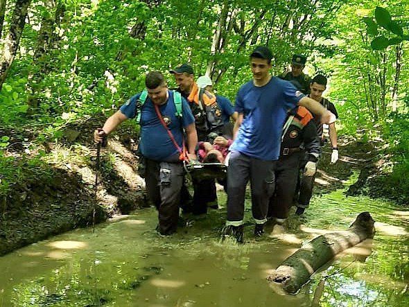 Спасатели эвакуировали из леса жительницу Краснодара, сломавшую ногу во время похода