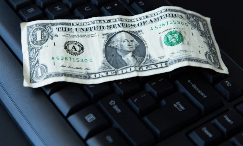 Курс доллара впервые за полтора года превысил 98 рублей