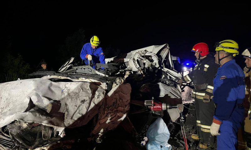 Двое мужчин погибли в массовом ДТП с участием КамАЗа и «Газели» в Краснодарском крае