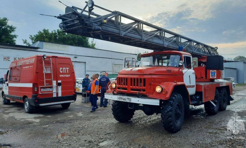 В Краснодаре произошел пожар на складе площадью 500 кв. метров