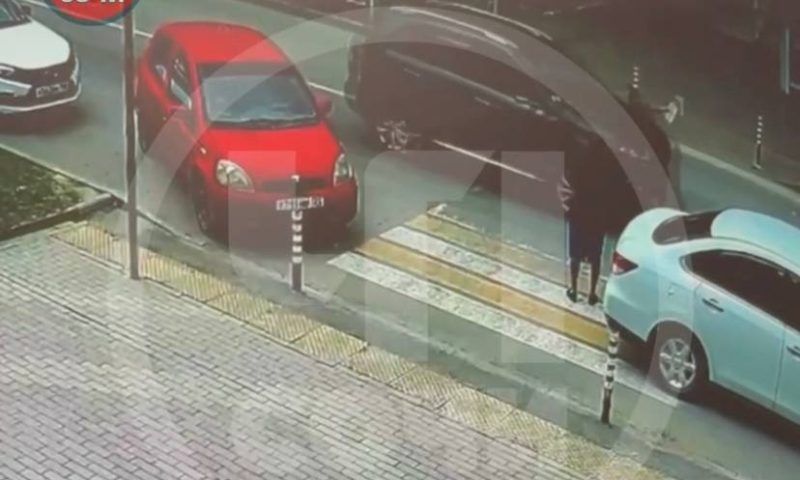 Водитель сбил женщину на переходе в Сочи, его ищет полиция
