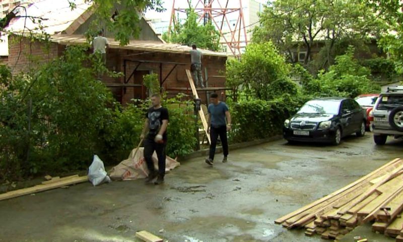 Поврежденные при атаке беспилотников дома восстанавливают в Краснодаре