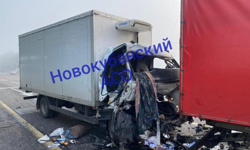 Водителя грузовика зажало в кабине после столкновения с бензовозом под Новокубанском