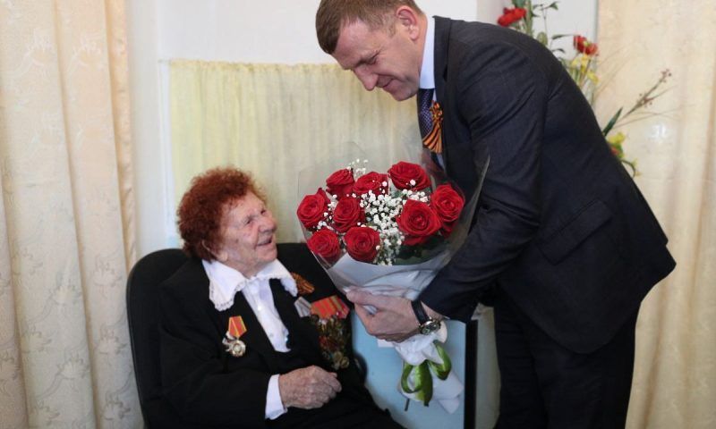 Ветерана Великой Отечественной войны Галину Вшивцеву поздравил с Днем Победы мэр Краснодара