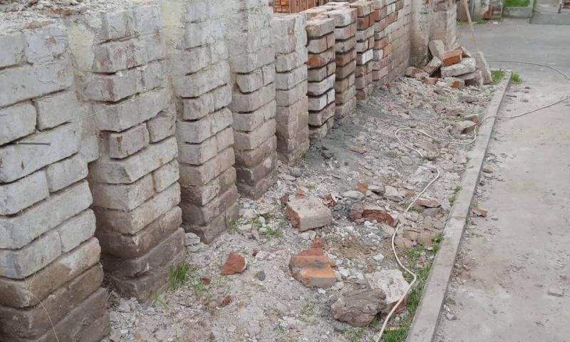 Реставрацию фрагмента ограды Дворца наказного атамана в Краснодаре завершат до конца лета