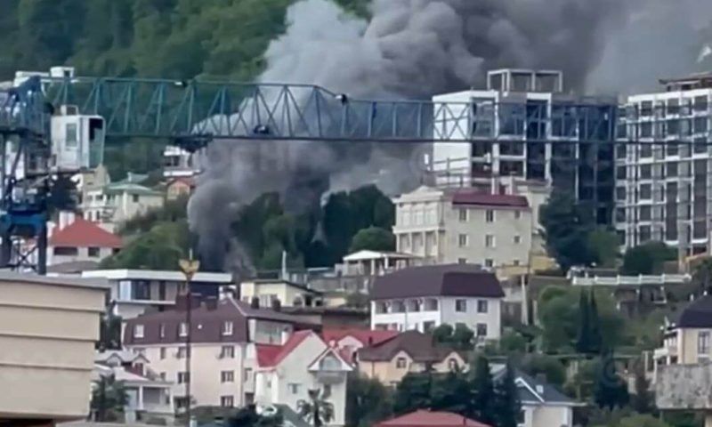 В Сочи загорелся частный дом, огонь охватил 120 кв. метров