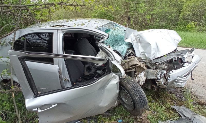 Два человека пострадали в машине, въехавшей в дерево в центре Армавира