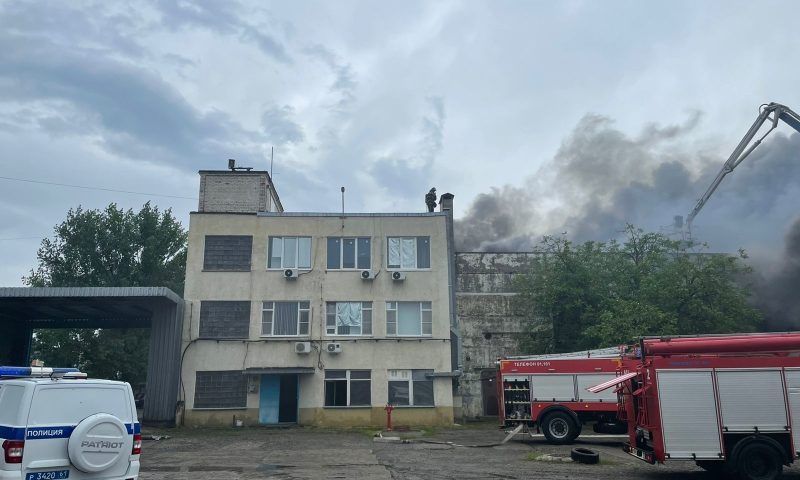 В Ростове-на-Дону горит склад с пряжей на площади 800 кв. метров, есть угроза распространения огня