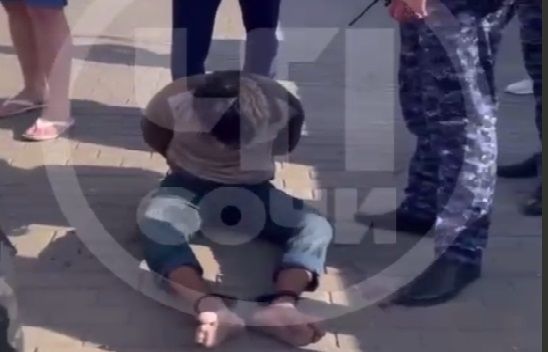 Мигрант ранил ножом в спину подростка на улице в Сочи
