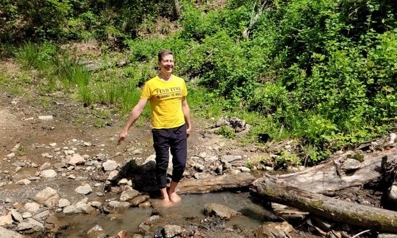 В поход без обуви: кубанский экоактивист босиком покорил гору Индюк в Туапсинском районе