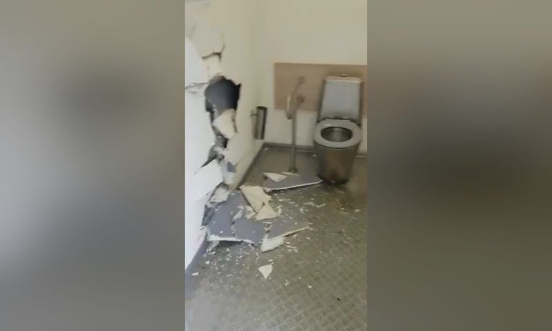 Вандал разгромил бесплатный туалет в Анапе