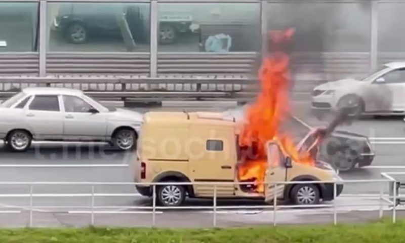 Автомобиль инкассаторов загорелся на дороге в Сочи